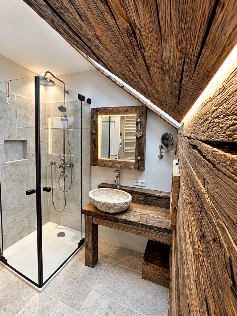 Badezimmer mit Altholz und Naturstein – Traumraumschmiede