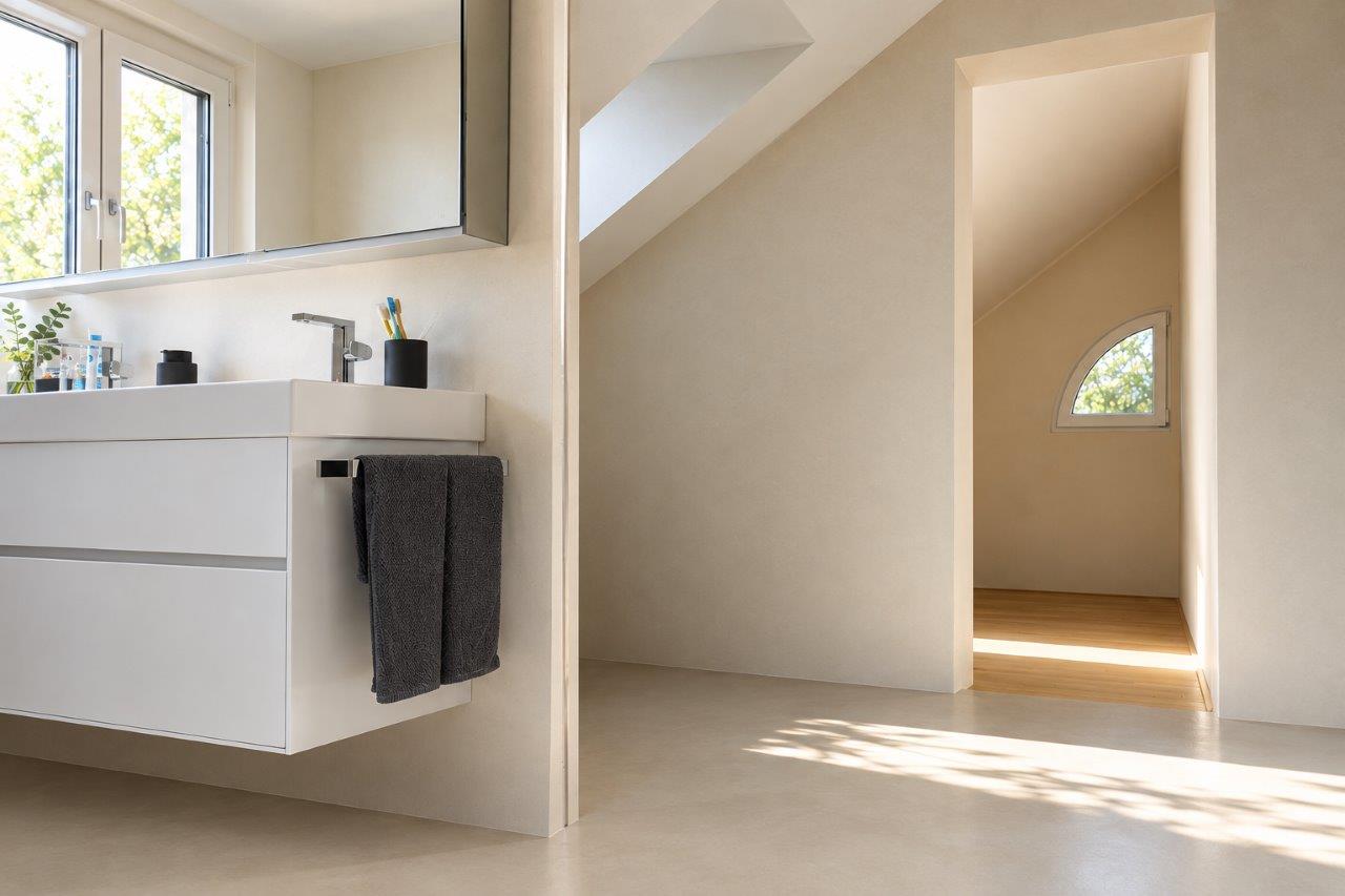 Modernes fugenlos gestaltetes Badezimmer