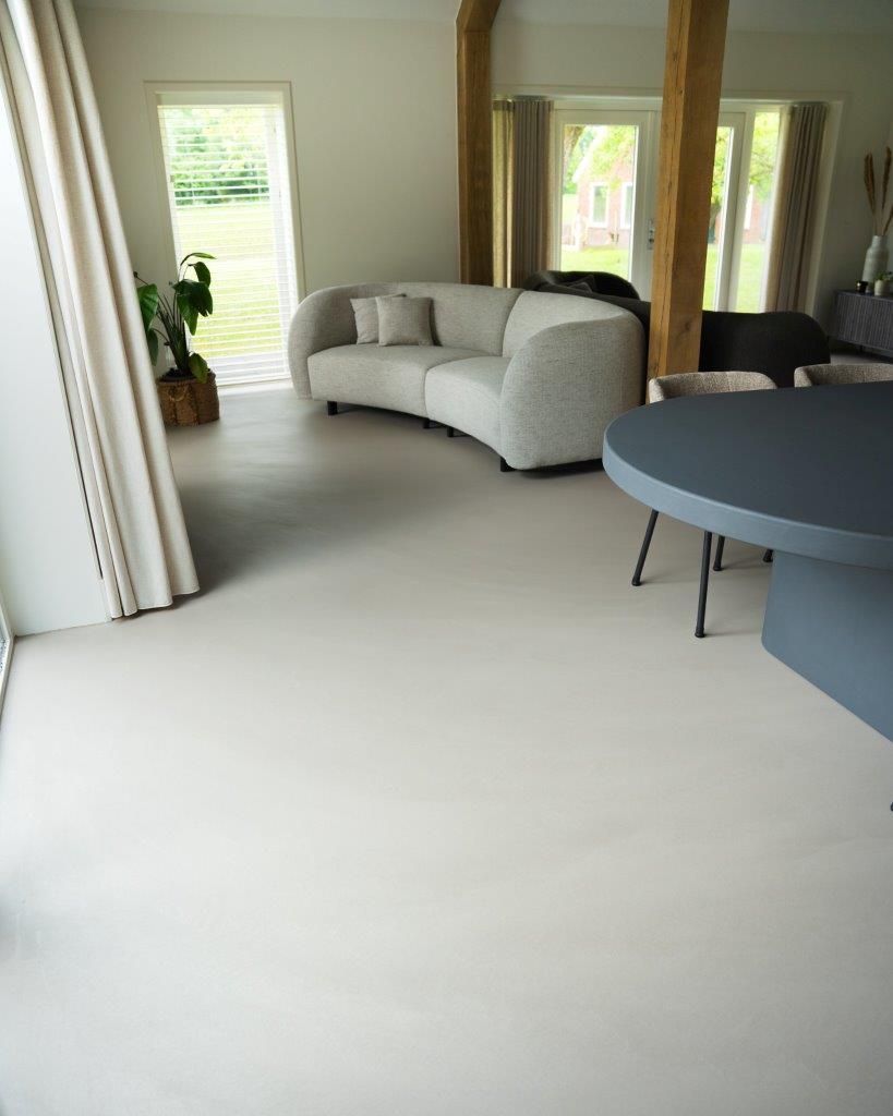 Offenes Wohnzimmer mit fugenlosem Boden